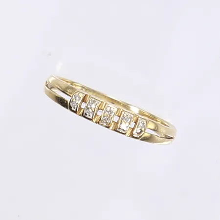 Ring med diamanter totalt ca 0,04ctv, stl 18¾, bredd 2-3mm, saknar en diamant, 18K Vikt: 2,5 g
