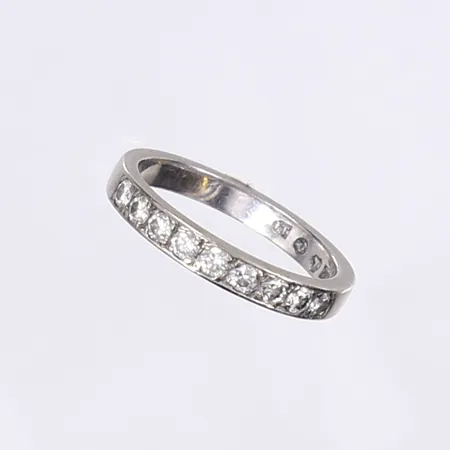 Ring med diamanter 9x ca 0,04ctv stl 15¾, bredd 2,5mm, vitguld 18K Vikt: 3,3 g