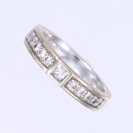 Ring med diamanter 10x briljantslipade ca 0,03ct, 1x prinsesslipad ca 0,05ct, stl 16½, bredd 4mm, vitguld 18K Vikt: 4,9 g