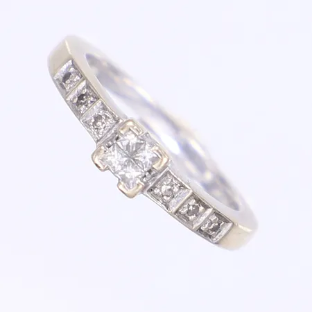 Ring med diamanter 6x briljantslipade ca 0,01ct, 4x prinsesslipade 0,01ct, stl 16¾, bredd 2-4,5mm, i behov av omrodinering, vitguld 18K Vikt: 4,9 g