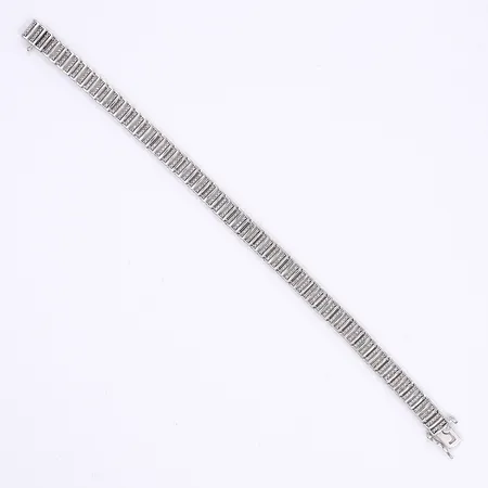 Armband med små diamanter totalt ca 0,65ctv troligen delvis syntetiska, 18,5cm, bredd 7mm, tillv. Guldfynd, något ojämn/bucklig, vitguld 18K Vikt: 17 g
