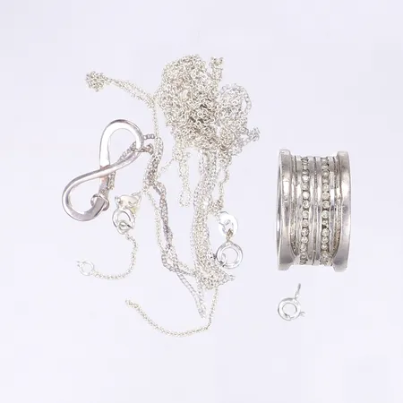 1 Halscollier, 2 halskedjor, 1 ring, 925/1000 silver Vikt: 20,3 g