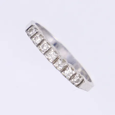 Ring med diamanter totalt 0,15ctv enl. gravyr, stl 15¾, bredd 2-3mm, vitguld 18K Vikt: 1,8 g