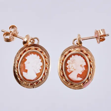 Ett par örhängen med Camé, längd ca 20mm, bredd ca 3-12mm, 18K Vikt: 3,1 g