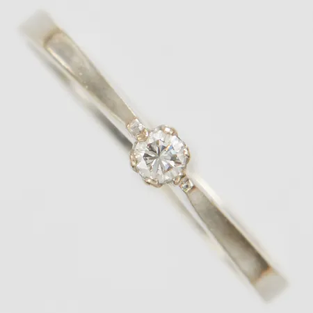 Ring, briljantslipad diamant 0,08ct enligt gravyr, Ø17½, bredd:1,2-3mm, behöver omrodieras, vitguld, 18K. Vikt: 2,3 g
