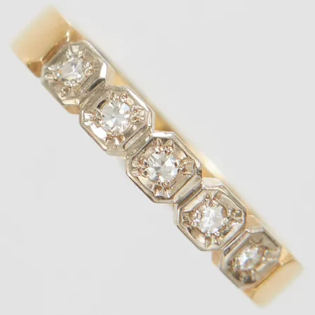 Ring, åttkantslipade diamanter 5xca0,02ct, Ø17, bredd:3,5mm, personlig gravyr, 18K. Vikt: 3,6 g