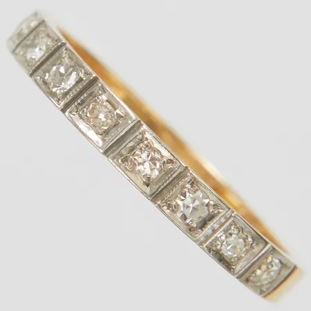 Ring, allians, åttkantslipade diamanter 9xca0,01ct, Ø16¾, bredd:2,2mm, 18K. Vikt: 2,2 g