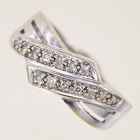Ring med 8/8-slipade diamanter 14 x 0,01ct, stl: 17¼, bredd 3-9mm, behov av omrodiering, vitguld 18K.  Vikt: 4,6 g