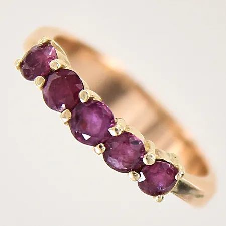 Ring med röda stenar, troligen syntetiska rubiner, stl 17½, bredd 4-5mm, röda stenar med nagg, 14K  Vikt: 3,8 g