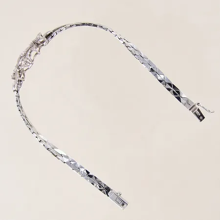 Armband med dekor samt diamanter 7 x ca 0,03ct, längd 18cm, bredd 4mm, vitguld, repig, skev låsåtta, 18K  Vikt: 13,2 g