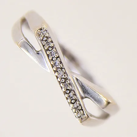 Ring med 8/8-slipade diamanter 9 x 0,0075ct, stl: 17¾, bredd 2-5,5mm, behov av omrodiering, vitguld  18K.  Vikt: 3,4 g