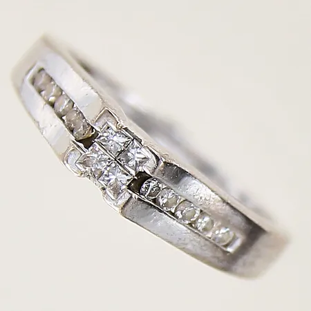 Ring med prinssesslipade diamanter 4 x ca 0,02ct, samt 10 x 0,02ct, stl: 17, bredd 2-5mm, GHA, vitguld 18K.  Vikt: 4,5 g