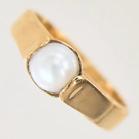 Ring med odlad pärla, stl 16½, bredd 3mm, repig skena, 18K  Vikt: 3,7 g