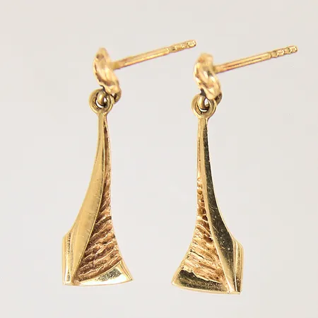 Ett par örhängen, 26,5x7mm, saknar snurrebussar, 18K.  Vikt: 2,4 g