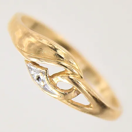 Ring med diamant ca 0,005ct, stl 16¾, bredd 2-6mm, 18K  Vikt: 2 g