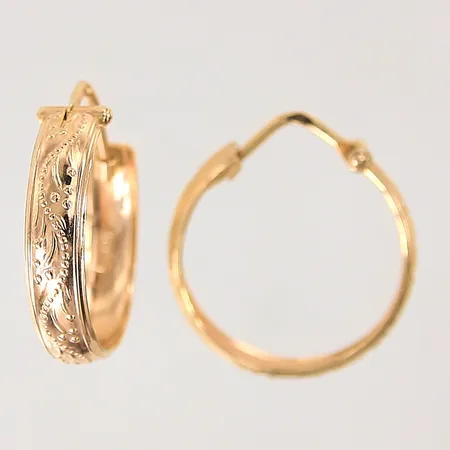 Ett par örhängen med dekor, Ø16,5mm, 18K.  Vikt: 2,7 g