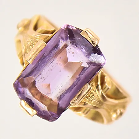 Ring med ametist, stl: 15½, bredd 3,2-13,5mm, 18K bruttovikt: 4g. 