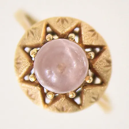 Ring med sten, stl: 17¼, bredd 2-13mm, 14K.  Vikt: 3,7 g