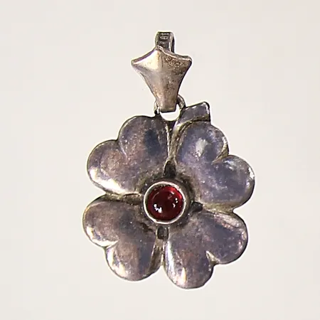Hänge med dekor av blomma samt orange sten, 20x16mm, silver 830/1000 Vikt: 2 g