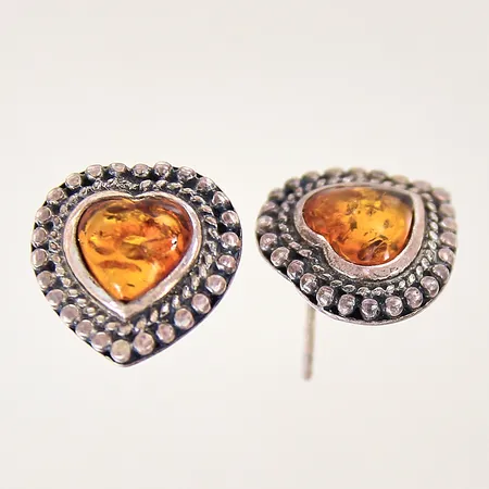 Ett par örhängen, hjärtformade, med bärnsten, 18x15mm, GFAB, omaka stoppar, silver 925/1000 Vikt: 5,2 g