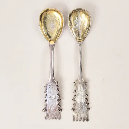 Två skedar samisk modell , längd 11,5cm, silver 830/1000.  Vikt: 29,4 g