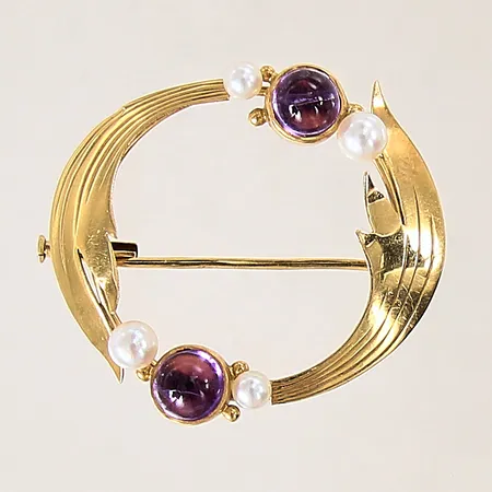 Brosch med odlade pärlor samt cabochonslipade ametister, 28x34mm, Stigbert för Heribert Engelbert, smärre buckla, 18K  Vikt: 4,2 g