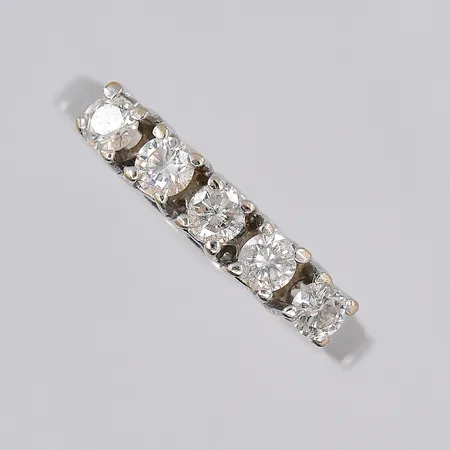 Ring med diamanter 5 x ca 0,07ct, stl 18, vitguld, 18K Vikt: 3,2 g
