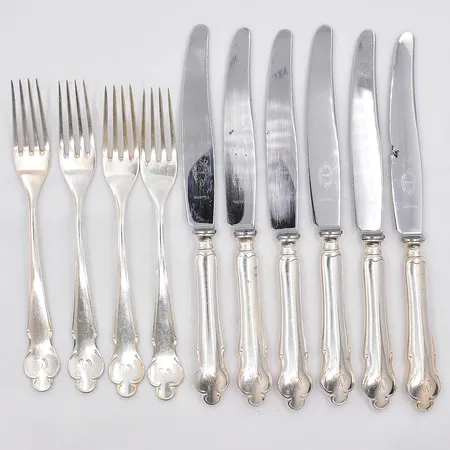 4 smörgåsgafflar, längd 14,5cm, modell Disa, 6 smörgåsknivar, längd ca 17,8cm, modell Disa, graverade, stålblad, ena bladet skadat, 830/1000 silver Vikt: 265,4 g