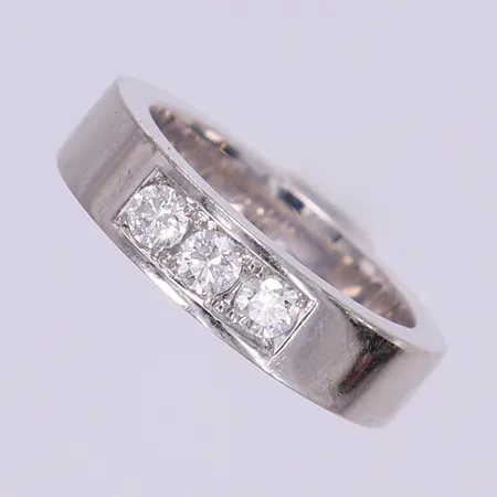 Ring med diamanter ca 3x0,10ct, vitguld, stl 16, bredd 5mm, gravyr, ostämplad. 18K  Vikt: 9,8 g