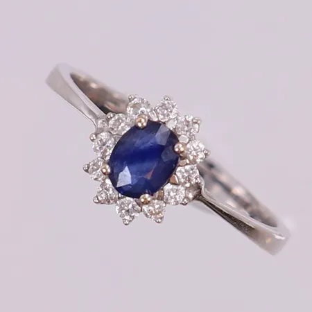 Ring vitguld med safir ca 0,42ct och diamanter 12x0,014ct enligt gravyr, stl 17, bredd 2,5mm, fattningens mått 8,5-7,5mm. 18K Vikt: 2,3 g