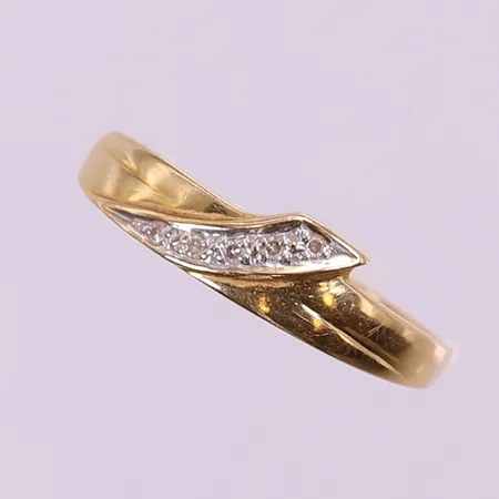 Ring med 8/8-slipade diamanter ca 5x0,005ct, stl 17mm, bredd 1,5-5mm. 18K Vikt: 1,6 g
