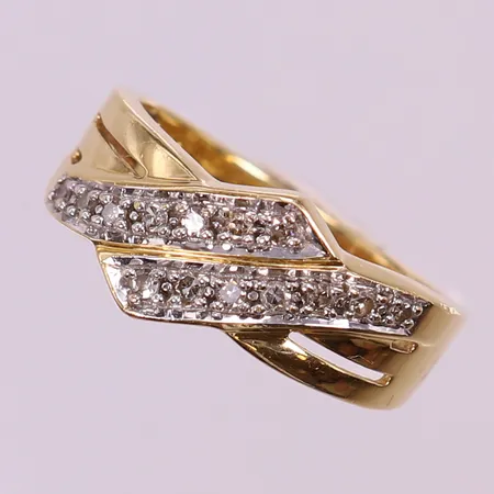 Ring med 8/8-slipade diamanter ca 14x0,005ct, stl 17, bredd 3-9,5mm, GHA. 18K  Vikt: 5 g