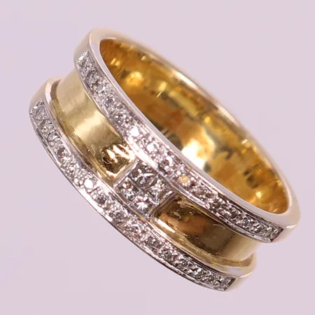 Ring med diamanter, 4xca0,02ct prinsesslipade, 30x0,005ct 8/8-slipade, stl 18¼, bredd 6,5-7mm, GHA. 18K Vikt: 6,2 g