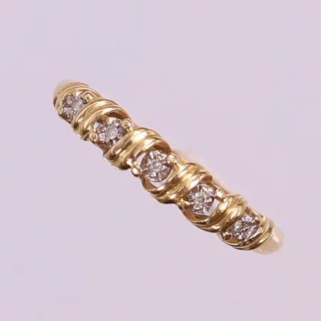 Ring med 8/8-slipade diamanter 5x0,005ct, stl 17¾, bredd 1,5-4mm. 18K  Vikt: 1,5 g