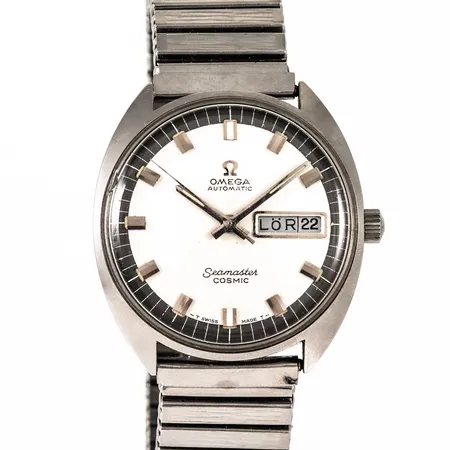 Herrur Omega Seamaster Cosmic i stål med flexiband. Boett Ø 35 mm. Automat. Dag & datum. Repigt plastglas. Ej öppnad.