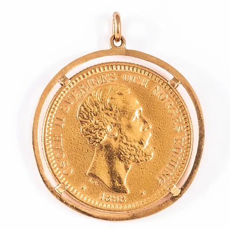 Berlock "mynt OSCAR II SVERIGES OCH NORGES KONUNG 1898 / 20 KRONOR" i 18K fattning. Den är 31,9 mm lång inkl. (liten) ögla. Totalt 9,9g; c:a 9g 21,6K & 0,9g 18K..