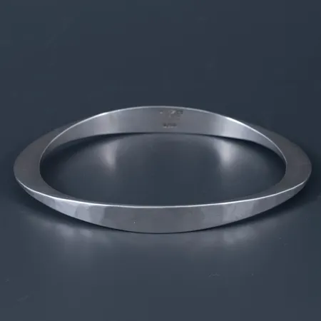 Delvis hamrad armring i silver. Design Tone Vigeland. Den är 2,2 - 8 mm bred, har ett innermått på c:a 20 cm och väger 25,6g. Stämplad (Norway Silver Design AS), STERLING, NORWAY 925S. 1960-tal.