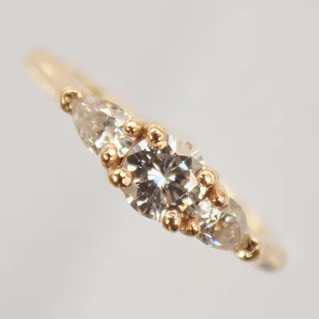 Ring med vita stenar, stl 17½, bredd 2-4mm, gravyr, 18K  Vikt: 3,5 g