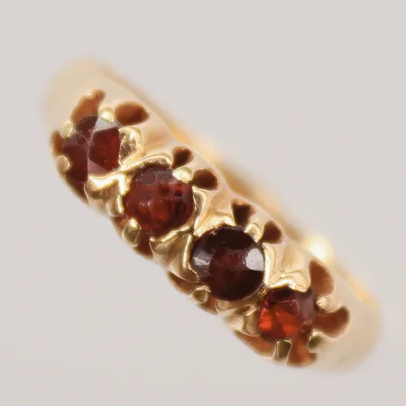 Ring med röda stenar, stl 16½, bredd 4-5mm, 18K, 4,7g 