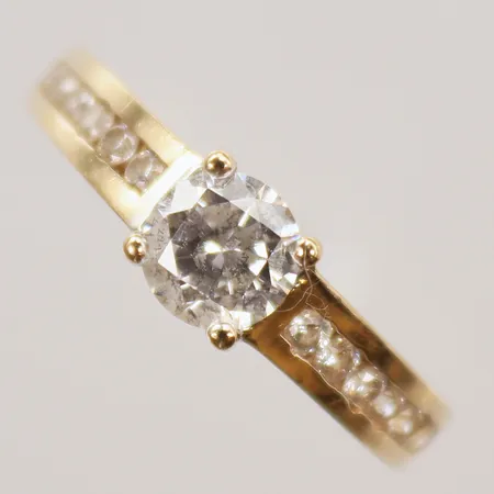 Ring med vita stenar, stl 18, bredd 3-5mm, 14K, 2,7g 