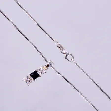 Kedja längd ca 42,5cm, bredd ca1mm, hänge med stenar längd ca 20mm, bredd ca 5mm, silver Vikt: 5,9 g