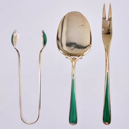 1 Sockertång med emalj längd ca10cm, 1 kakspade med emalj längd ca 12,4cm, 1 mindre gaffel med emalj längd ca 13,2cm, mindre skador på emalj, förgyllt 925/1000 silver Vikt: 58,2 g