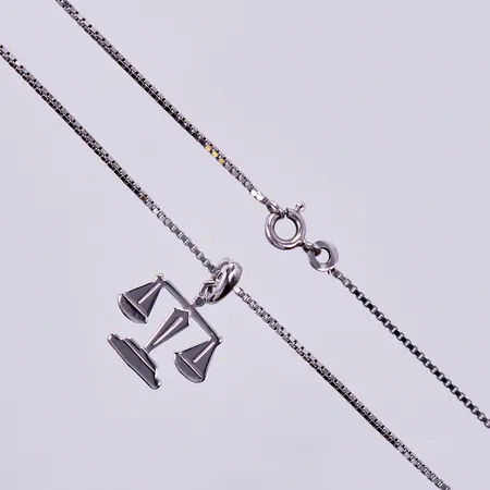 Kedja Venezia längd ca 39,5cm, bredd ca 1mm, hänge längd ca 18mm, bredd ca 15mm, 925/1000 silver Vikt: 3,5 g