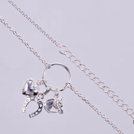 Collier med hänge med hjärta, hästsko och hästhuvud, längd: ca 41-46cm, bredd: ca 1,5mm, längd hänge: ca 3cm, bredd hänge: ca 15mm, 925/1000 silver  Vikt: 8,2 g