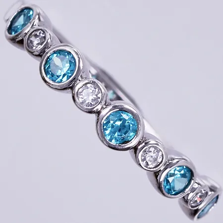 Ring med stenar, stl: 17 ¼, bredd ca 2-3mm, 925/1000 silver Vikt: 1,9 g