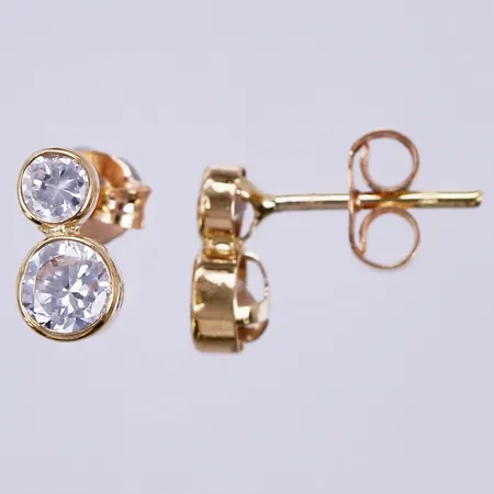 Ett par örhängen med vita stenar, längd: ca 7mm, bredd; 3-4mm, 18K Vikt: 0,7 g