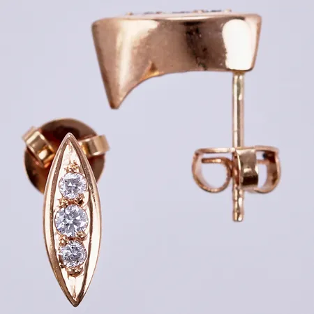 Ett par örhängen med diamanter ca 2x0,03ct, 4x0,02ct, längd: ca 1cm, bredd: ca 4mm, 18K Vikt: 2,6 g