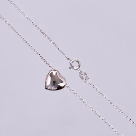 Kedja Pansar längd ca 42cm, bredd ca 1mm, med hänge bredd ca 9mm, GHA 925/1000 silver Vikt: 1,8 g