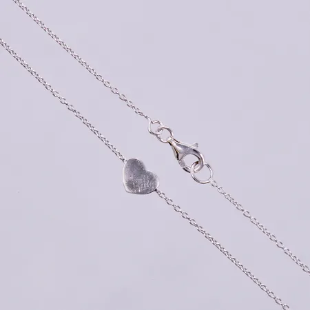Kedja längd ca 37,5cm, bredd ca 1mm, hänge bredd ca 7mm, silver Vikt: 2,1 g