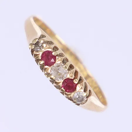 Ring med röda och vita stenar stl 18½ bredd 2-5mm 18K Vikt: 2 g